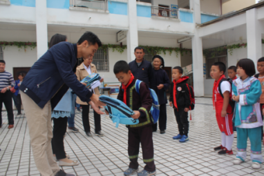 荔波统计信息第50期:关爱少年儿童 助力脱贫攻坚——荔波县统计局积极开展“六一”走访慰问活动179.png